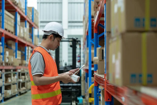 Asian Male Factory Manager Inspect Goods Warehouse Inventory Check Stock — Foto Stock