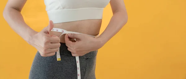 节食和节食 美丽纤细的女性身体用胶带测量 穿着运动服的女人实现了降生活的减肥目标 营养师都很着迷 健康保险 — 图库照片