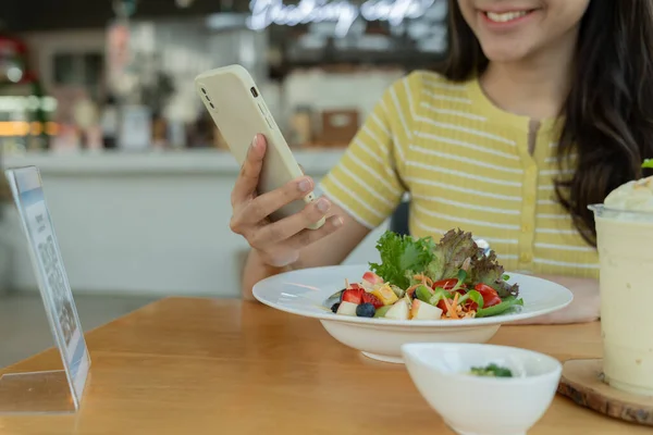Жінка Використовує Смартфон Сканування Коду Замовлення Меню Ресторані Кафе Цифровою — стокове фото