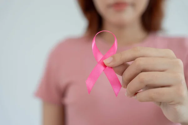 Kvinna Håller Rosa Band Bröstcancer Medvetenhet Kvinnlig Hälsokontroll Medvetande Internationella — Stockfoto