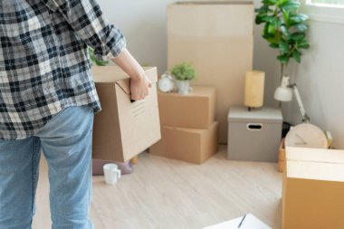 Taşınmak, taşınmak. Karton kutuda yeni apartman malzemeleri vardı. Odanın içinde kişisel eşyalar ve mobilyalar olan bir karton kutu vardı. Daireye taşın.