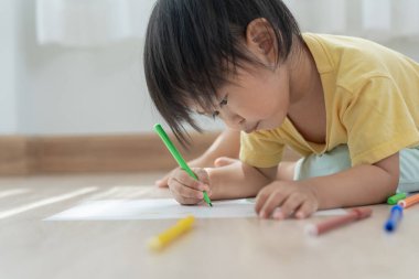Mutlu Asya çocukları kağıt üzerinde resim yapmayı öğreniyor. Etkinlik, gelişim, IQ, EQ, meditasyon, beyin, kas, temel beceriler, ailenin birlikte zaman geçirmesi. Tatil