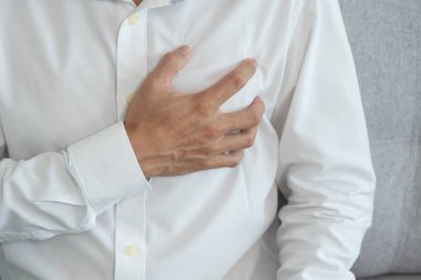 Göğüs kafesinde kalp krizi belirtileri var. Asyalı bir adamın göğüs ağrısı var. Kalp rahatsızlığı, sızıntı, genişleme, kalp büyümesi, göğsüne acı veren bir ifadeyle bastırma.