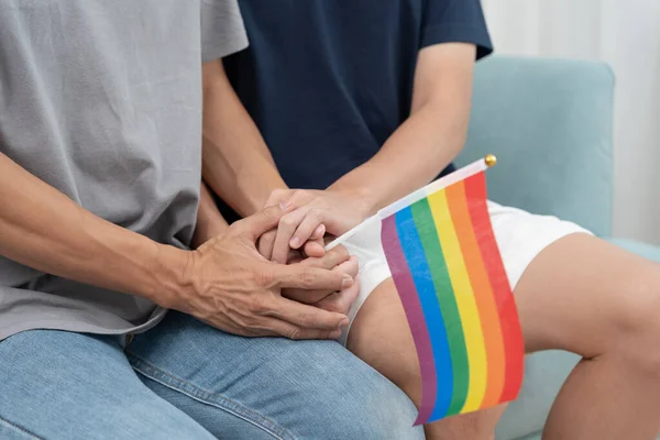 Lgbt Gruppe Männliche Bisexualität Paar Händchen Haltend Lgbt Flagge Zeigend — Stockfoto