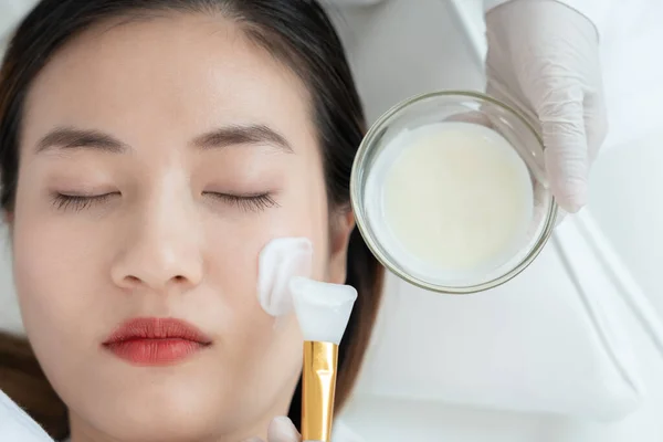 Beautiful Woman Spa Treatment Skin Face Face Healthy Woman Apply — Φωτογραφία Αρχείου