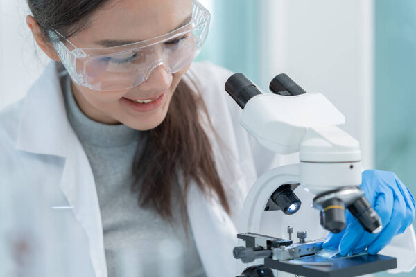 Ученый анализирует биохимические образцы в современной научной лаборатории. Медицинские специалисты используют микроскоп для микробиологического развития вируса. Биотехнологические исследования в научной лаборатории.