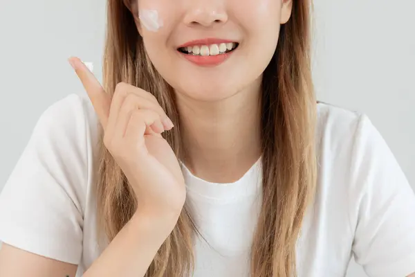 Piękna Azjatka Uśmiech Używać Kremu Dla Dobrej Skóry Twarz Zdrowej — Zdjęcie stockowe
