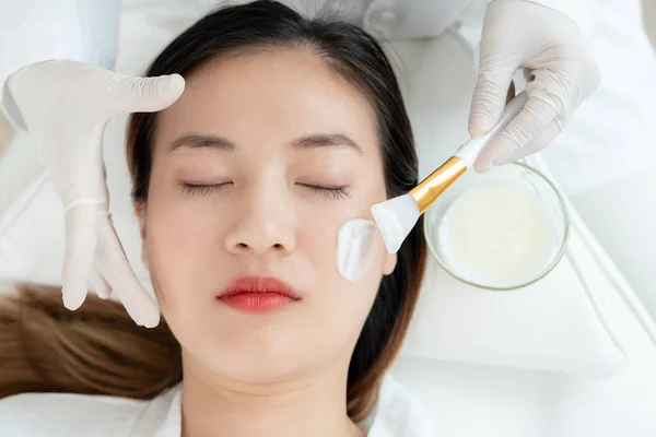Beautiful Woman Spa Treatment Skin Face Face Healthy Woman Apply — Φωτογραφία Αρχείου