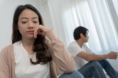 Boşanma. Asyalı çiftler evlendikten sonra çaresiz ve hayal kırıklığına uğrarlar. Karı koca kavgalar yüzünden üzgün, üzgün ve hayal kırıklığına uğramış durumdalar. Güvensizlik, aşk sorunları, ihanetler. Aile sorunu, gençlik aşkı