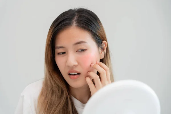 Young Woman Worried Faces Dermatology Allergic Steroids Cosmetics Sensitive Skin — Fotografia de Stock