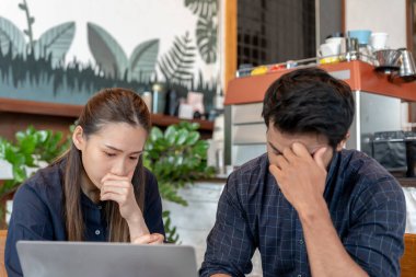 Borç işi, strese girmiş ve baş ağrısı çeken büyük faturaları ya da faturaları olan Asyalı çift. Ödeyecek paraları yok, maddi sıkıntılar, ipotek, kredi, iflas, iflas, yoksul, vadesi geçmiş cüzdan,