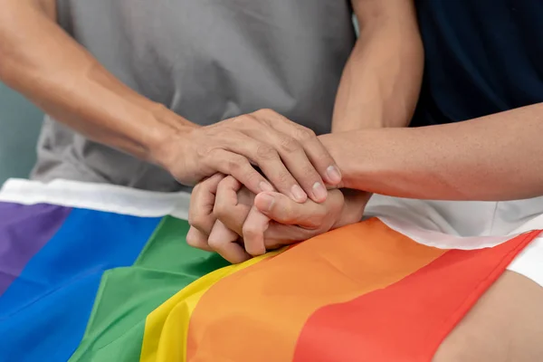 Grupo Lgbt Bisexualidades Masculinas Pareja Tomados Mano Animar Mostrar Bandera —  Fotos de Stock