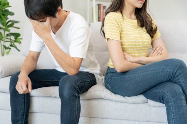 Boşanma. Asyalı çiftler evlendikten sonra çaresiz ve hayal kırıklığına uğrarlar. Karı koca kavgalar yüzünden üzgün, üzgün ve hayal kırıklığına uğramış durumdalar. Güvensizlik, aşk sorunları, ihanetler. Aile sorunu, gençlik aşkı