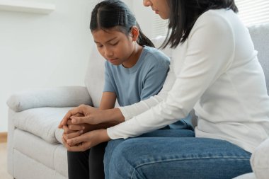 Asyalı anne destek kızı çalışma problemlerini tartışıyor. Ebeveynler cesaretlendirir ve empati kuran çocuklar depresyona girer. psikolojik, güven, bakım, ağlama, beklenti, gençlik sorunları, zorbalık, öğrenme problemi