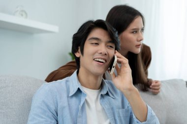 Çifte randevu, birini aldatma, biraz kaçamak yapmak, zina yapmak, çok eşlilik, kocasının bir ilişkisi vardı. Aile sorunu, aldatma, boşanma ve ayrılık, sosyal sorun, şüphe