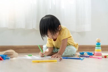 Mutlu Asya çocukları kağıt üzerinde resim yapmayı öğreniyor. Etkinlik, gelişim, IQ, EQ, meditasyon, beyin, kas, temel beceriler, ailenin birlikte zaman geçirmesi. Tatil