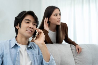 Çifte randevu, birini aldatma, biraz kaçamak yapmak, zina yapmak, çok eşlilik, kocasının bir ilişkisi vardı. Aile sorunu, aldatma, boşanma ve ayrılık, sosyal sorun, şüphe