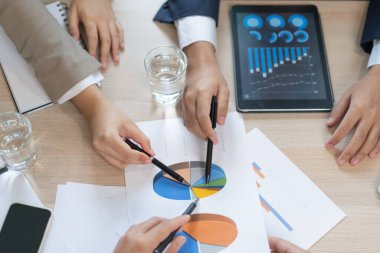 İş ekibi satış verileri ve ekonomik büyüme analizi. Yöneticiler hedefler belirler, iş stratejisi, dijital piyasa. Finans, pazarlama, e-ticaret, takım toplantısı, rapor çizelgesi. Plan Stratejileri, başlangıç