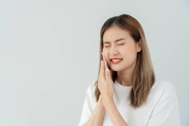 Asyalı kadınlar diş eti iltihabı, dişleri, çürüme problemleri, diş bakımı yüzünden diş ağrısı çekerler. hassas diş, çürüme problemi, kötü nefes, Gingival durgunluk, ağız temizliği eğitimi, diş çıkarma