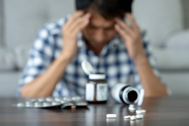 Baş ağrısı, erkek migren ağrısı, kötü sağlık, Asyalı kadın stres ve baş ağrısı, ofis sendromu, alınına dokunmaktan yorgun düşmüş migren ya da depresyon, sinirli kız, hüzün.