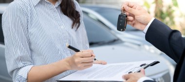 Kira, kiralık araba, satış, alım. Satış şirketi, sözleşme ve araba anahtarlarını imzalaması için yeni sahibine gönderir. Satışlar, kredi kredisi finans, kira aracı, sigorta, kiralama, satıcı, satıcı, taksit, araba bakımı işi