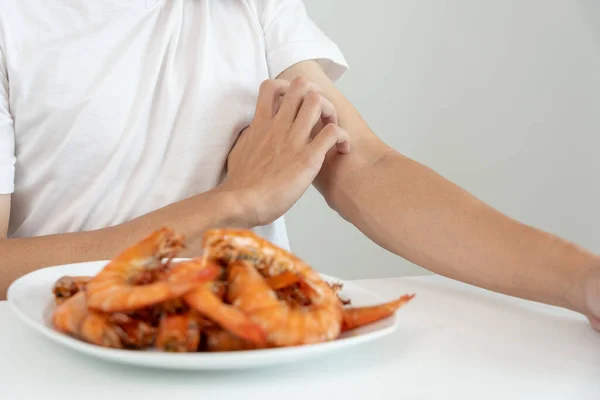 Gıda Alerjileri Erkeklerin Karides Yedikten Sonra Kaşıntı Kızarıklık Deniz Ürünlerine Telifsiz Stok Imajlar
