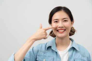 Estetik ameliyat, Asya gülümsemesi ve ameliyattan sonra mutlu olmak, burun şeklini değiştiren cerrahi prosedür, doktor burun ameliyatından önce hastanın burnunu muayene eder, tıbbi yardım, sağlık...