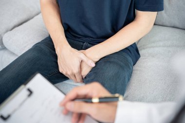 Adam mahrem yerlerin önünde el ele tutuşup rahatsızlık duyuyor ve doktora danışıyor. Zührevi, testis kanseri. Mesane sorunları, ereksiyon bozukluğu, erken boşalma, prostat kanseri.