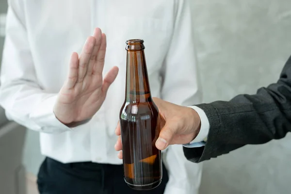 Adam Hayır Demeyi Reddediyor Işte Alkol Almaktan Kaçınıyor Işaretini Durduruyor — Stok fotoğraf
