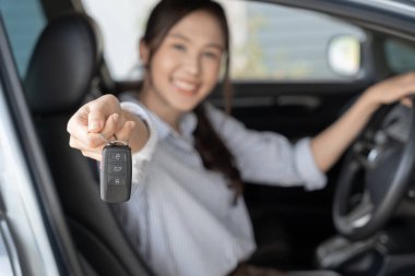 Kira, kiralık araba, satış, alım. Satış müdürü araba anahtarlarını yeni sahibine gönderir. Satışlar, kredi kredisi finans, kira aracı, sigorta, kiralama, satıcı, satıcı, taksit, araba bakımı işi