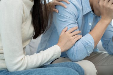 Psikiyatristlerle aile meselelerini tartışırken çiftler el ele tutuşuyorlar. Koca cesaretlendirir ve empati eşi depresyona girer. Psikolojik, boşanmayı kaydet, el ele, güven, ca