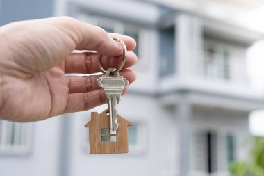 Kira, kiralama ve ev satma. Emlakçı menajeri yeni sahibine gülümsüyor. kira, satış, kredi finans, sigorta, satıcı, dağıtıcı, taksit, satın alma, satma, taşınma