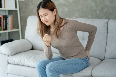 Kız eli poposunu tutuyor çünkü karın ağrısı ve hemoroit, sağlık, kabızlık, anatomik, ağrı, karın, bağırsak sorunu, kanlı ishal, mide ağrısı, kanser...