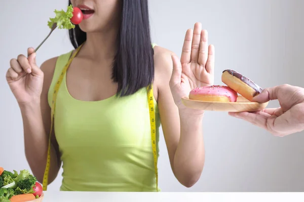 Schlanke Körper Frauen Wählen Während Gesunde Lebensmittel Und Donut Frauen — Stockfoto