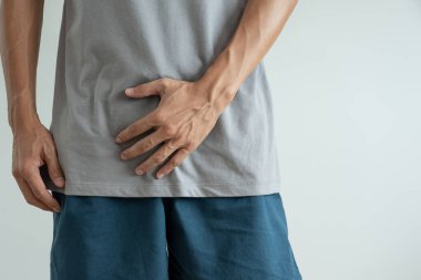 Adam mahrem yerlerinin önünde el ele tutuşup hastalıktan ve iltihaplanmadan rahatsızlık duyuyor. Zührevi, testis kanseri. Mesane sorunları, ereksiyon bozukluğu, erken boşalma, prostat kanseri.