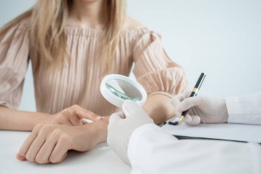 Asyalı bir kızın cilt sorunu ve güzelliği. Cilt bakımı, cilt alerjisi, steroid alerjisi, hassas cilt, kimyasal alerji, isilik, böcek ısırığı, cilt iltihabı....