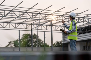 Müfettiş ya da mühendis, inşaat ve kalite güvencesi listesiyle yeni fabrikayı inceliyor. Mühendisler, mimarlar ya da irtibat görevlileri fabrikayı ev sahibine devretmeden önce fabrikayı kurmak için çalışıyorlar.
