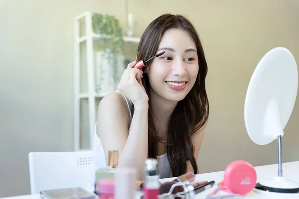 Piękna Azjatka Siedzi Przed Lustrem Uśmiecha Się Makijażu Twarz Zdrowej — Zdjęcie stockowe