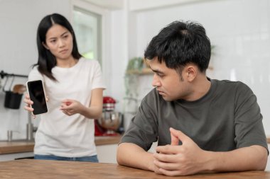 Çifte randevu, birini aldatma, biraz kaçamak yapmak, zina yapmak, çok eşlilik, kocasının bir ilişkisi vardı. Aile sorunu, aldatma, boşanma ve ayrılık, sosyal sorun, şüphe