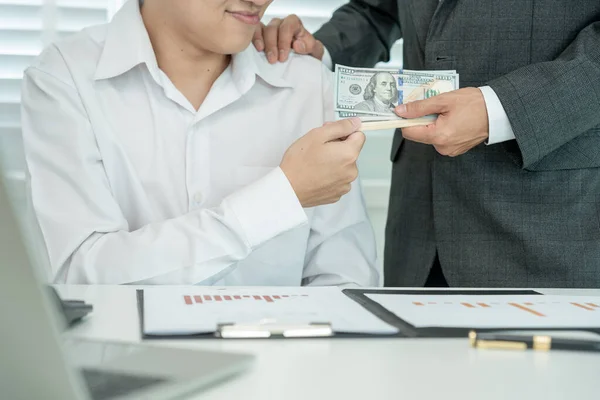 Businessmen Receive Salary Bonuses Management Boss Company Give Rewards Encourage — Stockfoto