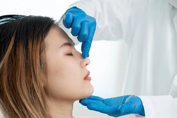 Πλαστική Χειρουργική Ομορφιά Χειρουργός Αισθητικός Αγγίζοντας Πρόσωπο Της Γυναίκας Χειρουργική — Φωτογραφία Αρχείου