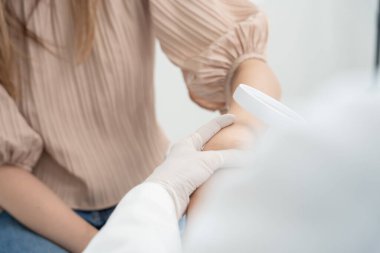 Asyalı bir kızın cilt sorunu ve güzelliği. Cilt bakımı, cilt alerjisi, steroid alerjisi, hassas cilt, kimyasal alerji, isilik, böcek ısırığı, cilt iltihabı....