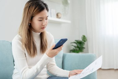 Kadın, belge faturasını aldıktan sonra kredi kartı faturasını ödemek için telefon tarama barkodu ya da QR kodları kullanıyor. ödeme, ödeme, ödeme, dijital ödemeler, teknoloji, tarama, mali işlemler