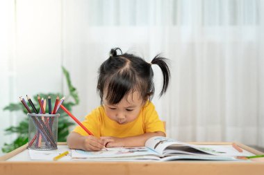 Mutlu Asya çocukları kağıt üzerinde resim yapmayı öğreniyor. Etkinlik, gelişim, IQ, EQ, meditasyon, beyin, kas, temel beceriler, ailenin birlikte zaman geçirmesi. Tatil