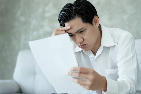 Estressado Dor Cabeça Asiático Homem Com Grandes Contas Faturas Sem — Fotografia de Stock