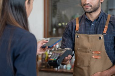 Kadın, kafeterya restoranında sipariş menüsü için dijital dağıtım ile QR kodunu taramak için akıllı telefon kullanıyor. Menüyü ve siparişi seçin ve indirimi toplayın. E cüzdan, teknoloji, online ödeme, kredi kartı, banka uygulaması.