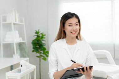 Dermatoloji ve güzellik kliniği, estetik doktor portresi, cildiyeciler için kontrol listesi. Güzellik salonu, spa, rahatlamak için ekipmanla masaj, fizyoterapi, rahatlatıcı masaj, tedavi