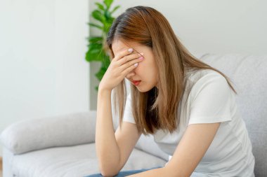 Mutsuz Asyalı kadın kız hayal kırıklığına uğradı, evde yalnız başına yaşanan sorunlara üzüldü, kendini yalnız hissetti, strese girdi, kötü bir ilişki yaşadı, ayrıldı, boşandı, kafası karıştı, depresyon geçirdi, zihinsel sağlık, yalnızlık.