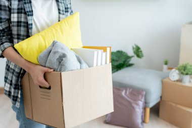 Taşınmak, taşınmak. Karton kutuda yeni apartman malzemeleri vardı. Odanın içinde kişisel eşyalar ve mobilyalar olan bir karton kutu vardı. Daireye taşın.