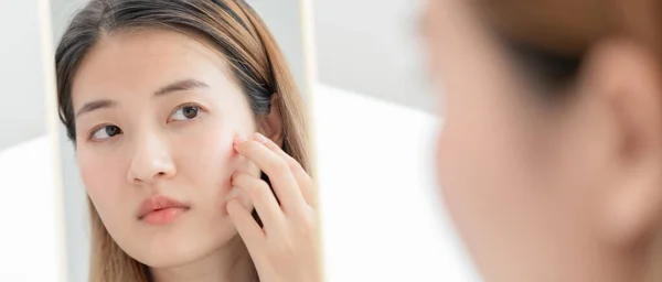 Young Woman Asian Worried Faces Dermatology Allergic Steroids Cosmetics Sensitive — Stock Photo, Image